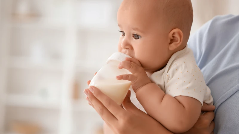 Trẻ uống sữa công thức đi ngoài màu vàng lỏng là do đâu?