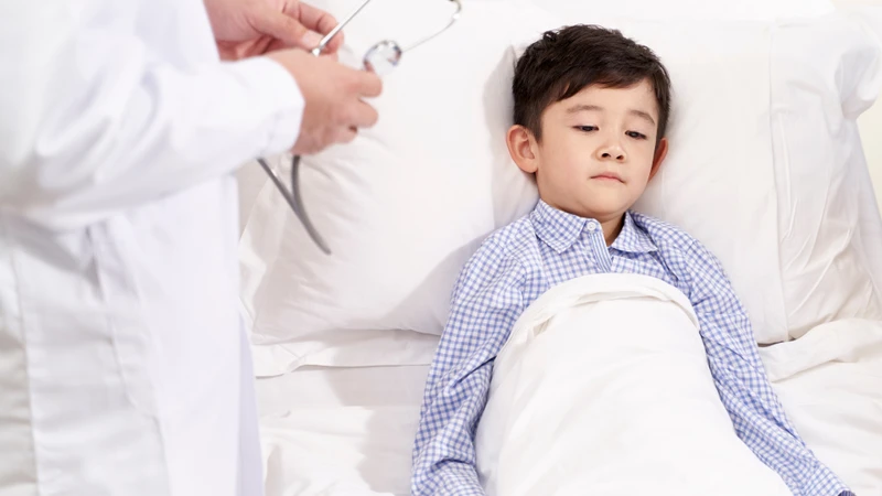 Đưa trẻ đi khám khi sốt kéo dài, nôn nhiều hoặc thay đổi ý thức