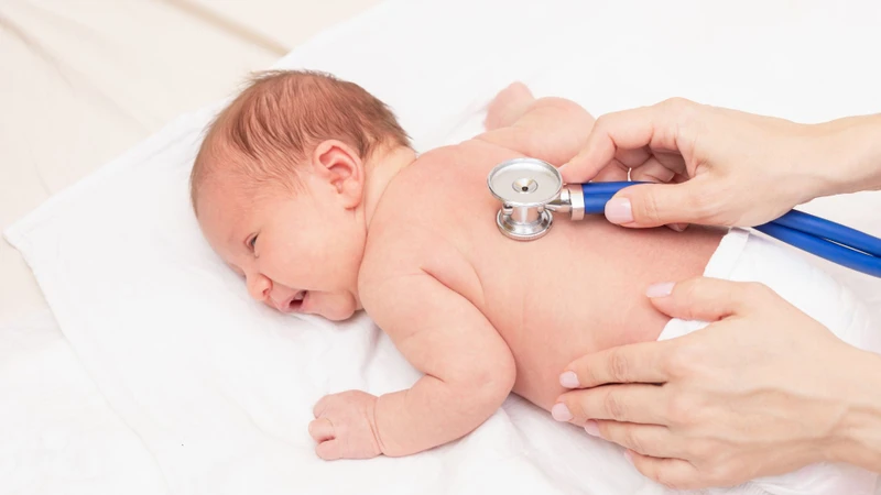Cha mẹ cần đưa trẻ đến khám bác sĩ nếu trẻ vặn mình kèm sốt