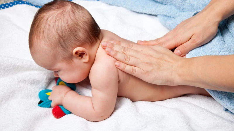 Massage cho bé giúp bé thư giãn từ đó cải thiện tình trạng vặn mình liên tục