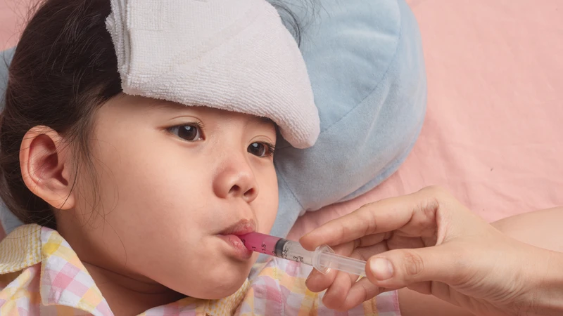 Cho trẻ uống thuốc dạng siro khi đang quấy khóc có thể làm tăng nguy cơ sặc