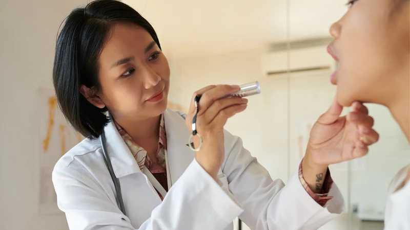 Thăm khám bác sĩ là cách an toàn nhất để xử lý hóc xương cá