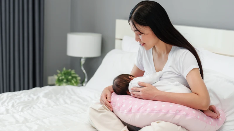 Mẹ sau sinh nên ưu tiên lựa chọn các phương pháp trị hôi nách an toàn, đặc biệt trong thời kỳ cho con bú