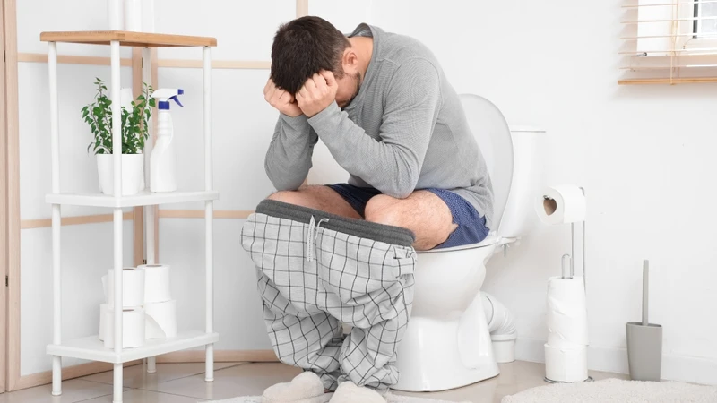 Táo bón kéo dài khiến người bệnh rặn mạnh, làm tăng áp lực tĩnh mạch và gây phình búi trĩ