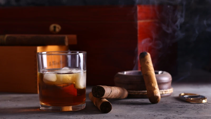 Sử dụng nhiều rượu bia, thuốc lá là một trong những nguyên nhân gây Nguyên nhân gây trĩ ngoại tắc mạch
