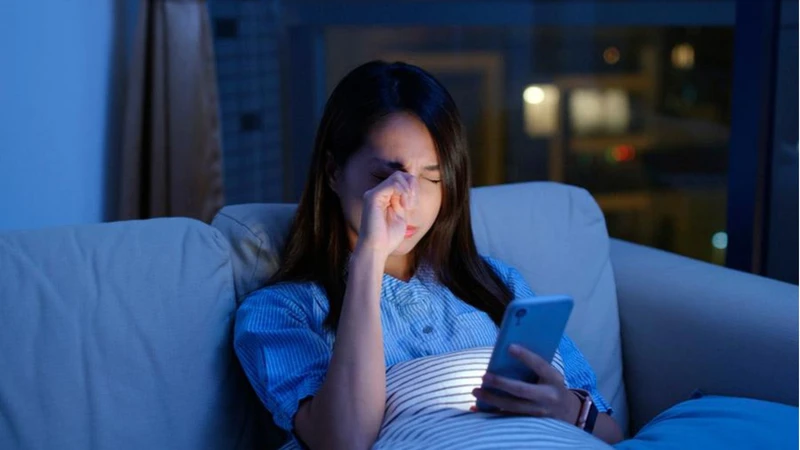 Hạn chế sử dụng các thiết bị phát ra ánh sáng xanh là biện pháp giúp phòng ngừa khô mắt