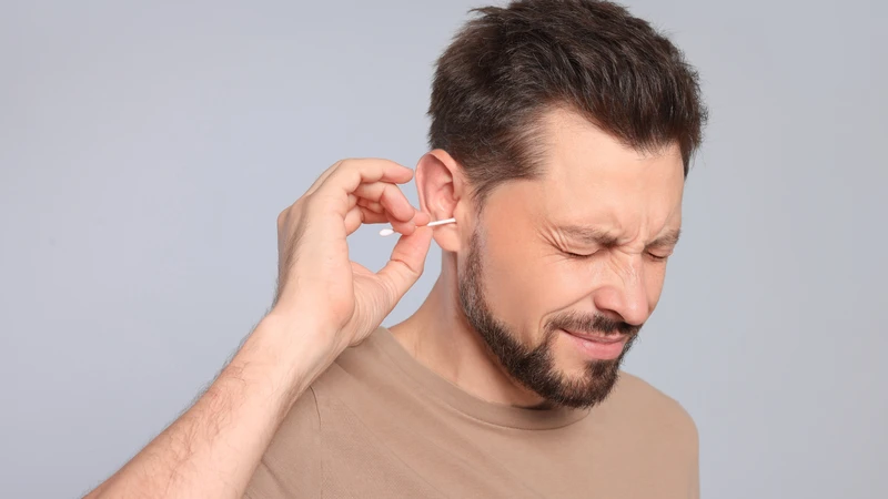 Không sử dụng vật nhọn, tăm bông đưa sâu vào ống tai để tránh tổn thương tai dẫn đến viêm