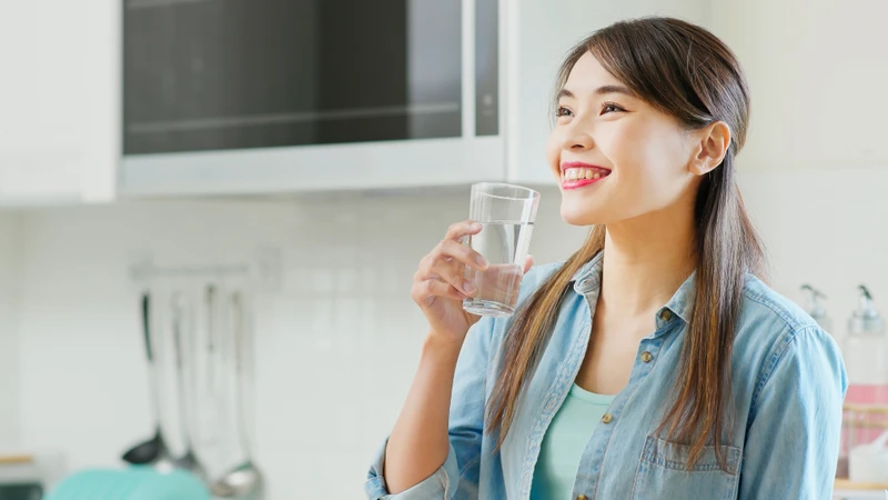 Uống nước đều đặn trong ngày giúp bổ sung nước và hạn chế tình trạng thiếu nước
