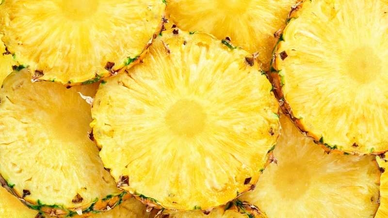Enzyme bromelain trong dứa giúp phân giải protein thành các peptide và axit amin nhỏ
