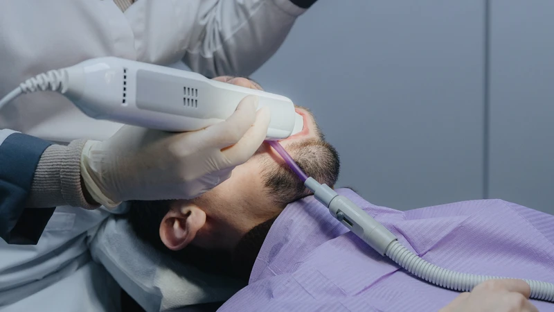 Trồng răng implant có đau không và thời gian hồi phục