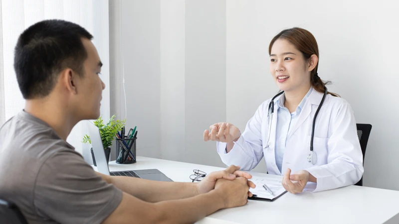 Thăm khám bác sĩ giúp đánh giá kết quả đông máu dựa trên triệu chứng và xét nghiệm