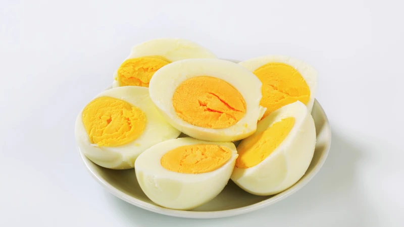 Để luộc trứng ngon, nước sôi thì giảm lửa và luộc từ 4 đến 9 phút tùy thích