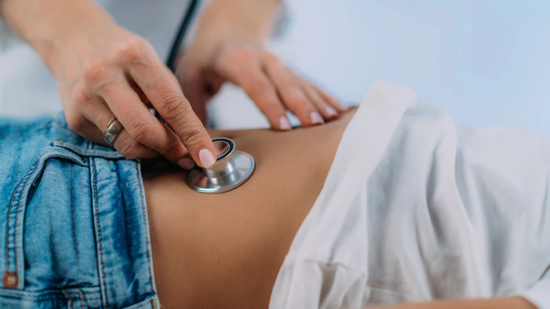 Bác sĩ kết hợp thăm khám và các xét nghiệm để xác định nguyên nhân đau bụng