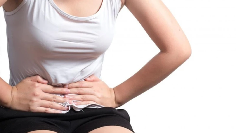 Đau bụng kinh dữ dội là một trong những dấu hiệu cảnh báo tình trạng tử cung lạnh