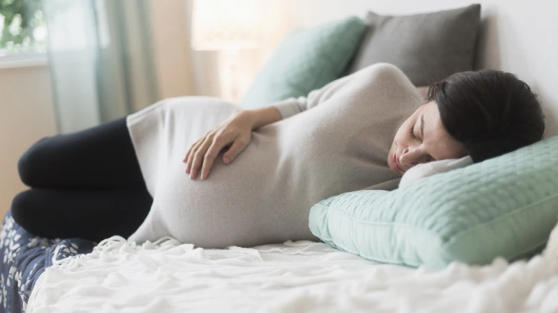 Mẹ bầu cần tránh vận động mạnh, sắp xếp thời gian nghỉ ngơi hợp lý để bảo vệ sức khỏe mẹ và bé