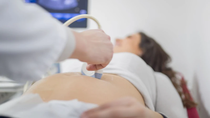 Việc thăm khám sớm khi có dấu hiệu bất thường sẽ giúp bác sĩ can thiệp kịp thời, hạn chế rủi ro cho mẹ và bé