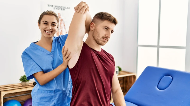 Người bệnh đau thần kinh tọa cần kết hợp tập vật lý trị liệu để tăng hiệu quả