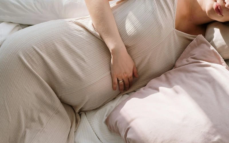 Năm nghiêng bên thái với chân trái duổi tự nhiên, chân phải co nhẹ là tư thế nằm khi bị dọa sinh non được bác sĩ hướng dẫn