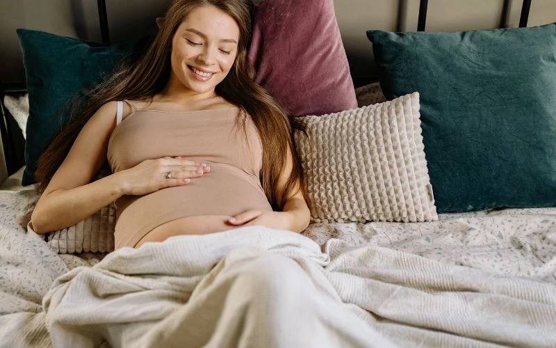 Khi nằm đúng cách sẽ giúp giảm áp lực lên tử cung, từ đó giảm kích thích cơn go tử cung