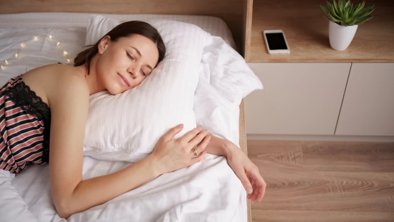 Với những người không quen nằm ngửa, nằm nghiêng về bên lành là lựa chọn thích hợp
