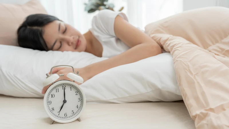 Việc đi ngủ và thức dậy vào cùng một khung giờ mỗi ngày sẽ giúp điều chỉnh nhịp sinh học, từ đó cải thiện chất lượng giấc ngủ một cách tự nhiên