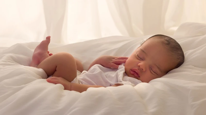 Bé bú nhiều cữ, ngủ nhiều và dần lấy lại cân nặng sau sinh