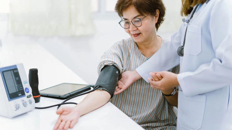Tụt huyết áp khi ngủ: Nguyên nhân, dấu hiệu và cách phòng ngừa hiệu quả 1