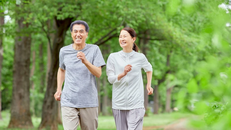 Duy trì vận động đều đặn, uống đủ nước và ăn uống hợp lý giúp hỗ trợ ổn định huyết áp sau bữa ăn