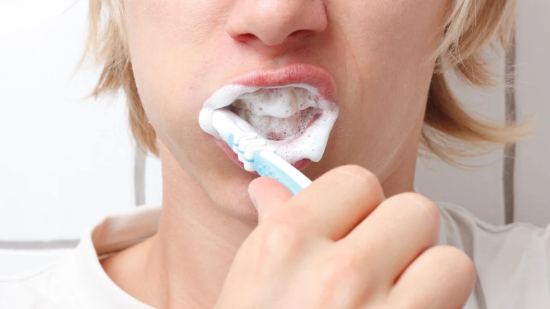 Chải răng quá mạnh hoặc sai cách khiến nướu tụt nhanh hơn