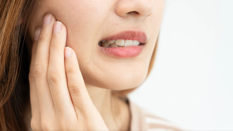 Răng ê buốt là dấu hiệu điển hình của tụt lợi