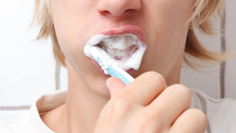 Vệ sinh răng miệng đúng cách là biện pháp phòng ngừa tụt lợi hiệu quả