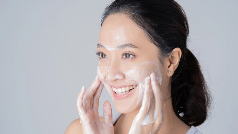 Làm sạch và dưỡng ẩm hợp lý  giúp duy trì sự hoạt động cân bằng của tuyến bã nhờn