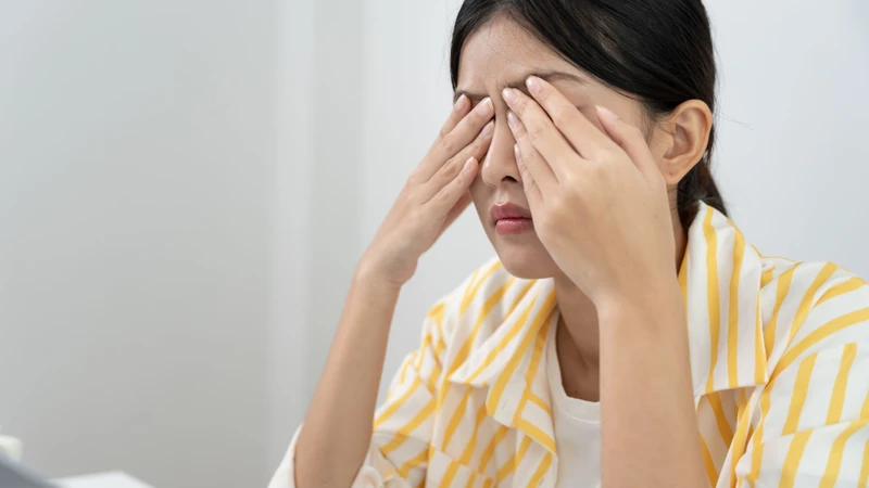 Thói quen dụi mắt thường xuyên có thể là nguyên nhân dẫn đến u bã đậu hình thành ở mắt