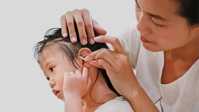Vệ sinh tai đúng cách là một trong các biện pháp ngăn ngừa sự hình thành u bã đậu