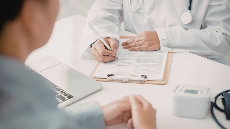 Trao đổi với bác sĩ về các yếu tố nguy cơ để có biện pháp theo dõi sức khỏe phù hợp