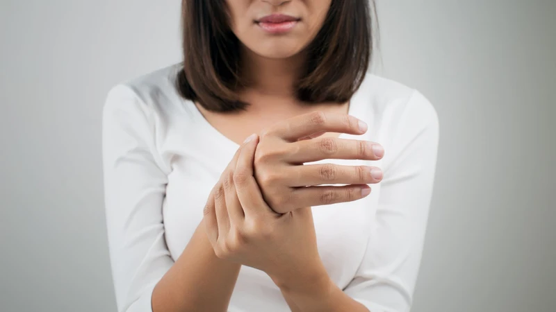 U mỡ cánh tay có thể gây đau hoặc tê nếu nằm sâu hoặc gần dây thần kinh