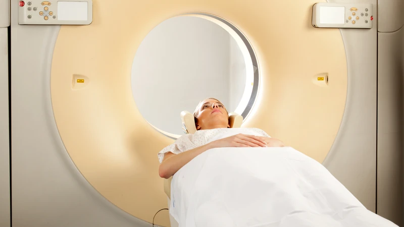 Chẩn đoán hình ảnh như CT và MRI rất quan trọng để đánh giá khối u