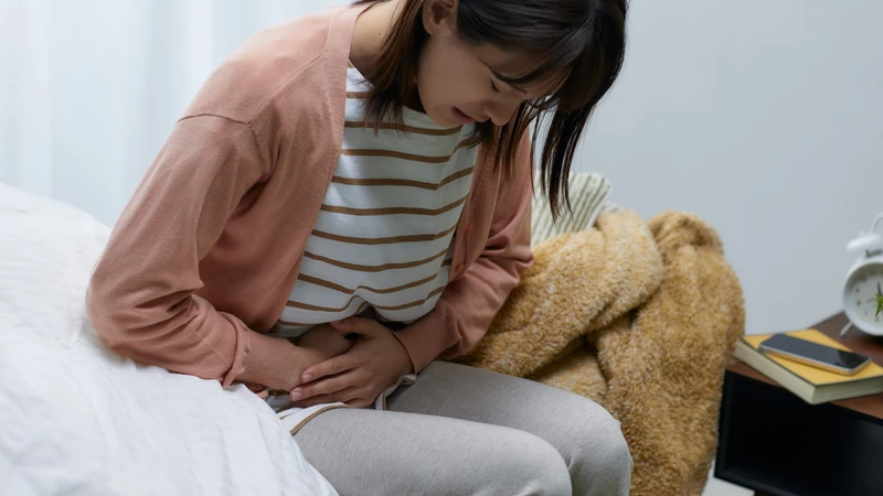 Đau bụng âm ỉ kéo dài là một trong những dấu hiệu cần được thăm khám sớm