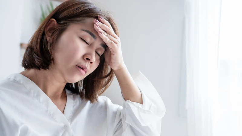 Đau đầu và nặng tức vùng trán là những dấu hiệu cần lưu ý
