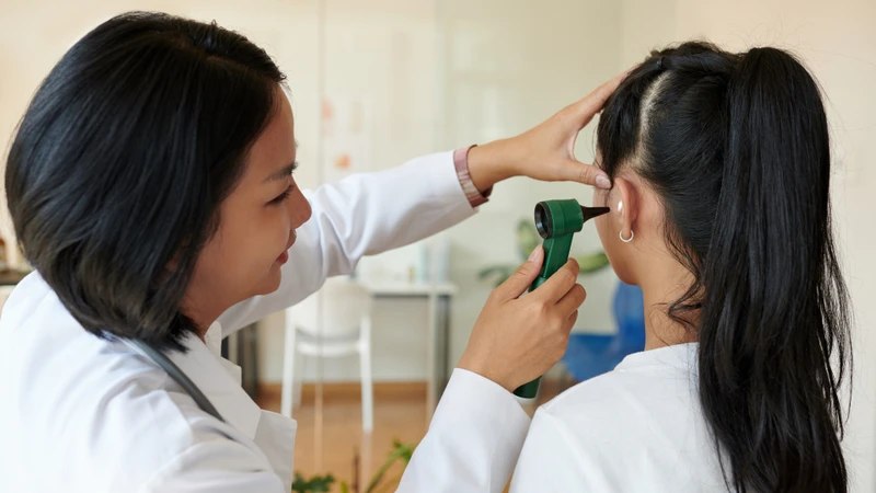 Khi bị ù tai kéo dài, cần đi khám để được chẩn đoán và điều trị đúng cách
