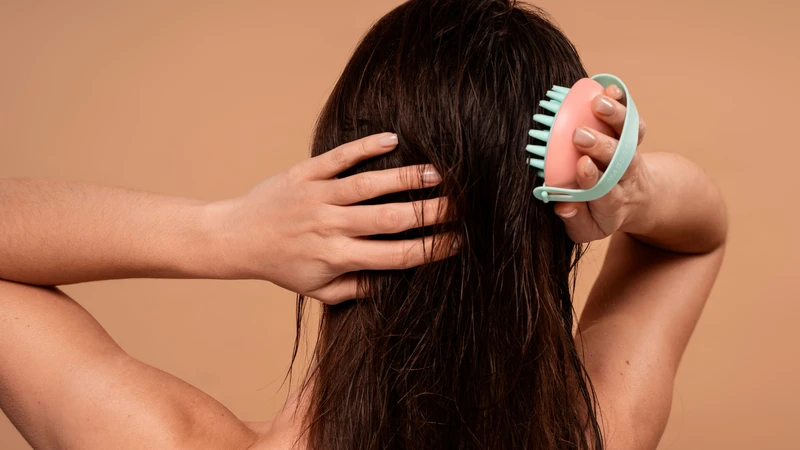 Massage giúp dầu dừa phân bố đều hơn trên tóc và tạo cảm giác thư giãn cho da đầu
