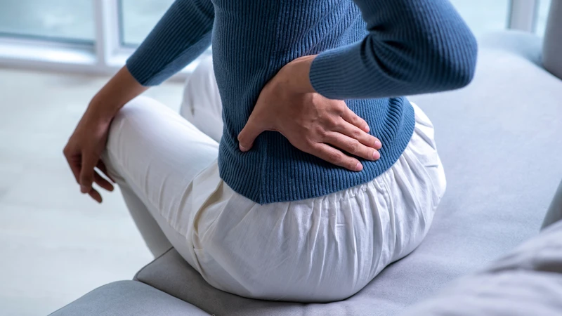Đau lưng kéo dài là một trong những dấu hiệu cảnh báo cần chú ý