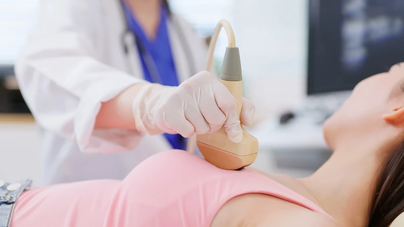 Siêu âm, chụp nhũ ảnh hoặc sinh thiết là những phương pháp cần thiết để xác định bản chất khối u