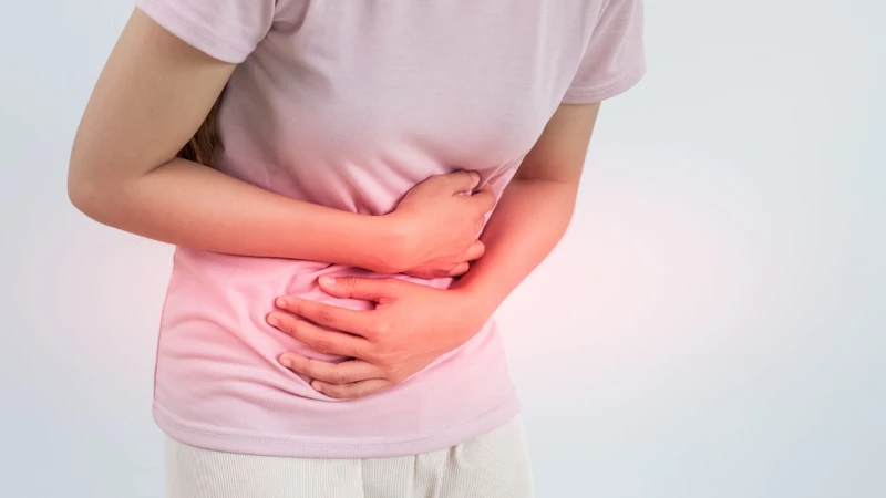 Cơn đau bụng cấp tính là một trong những dấu hiệu cảnh báo cần đi khám ngay