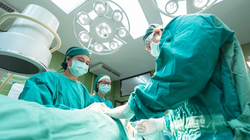 Phẫu thuật có thể được chỉ định khi khối u gây đau, ảnh hưởng chức năng, làm suy yếu xương hoặc có đặc điểm ác tính