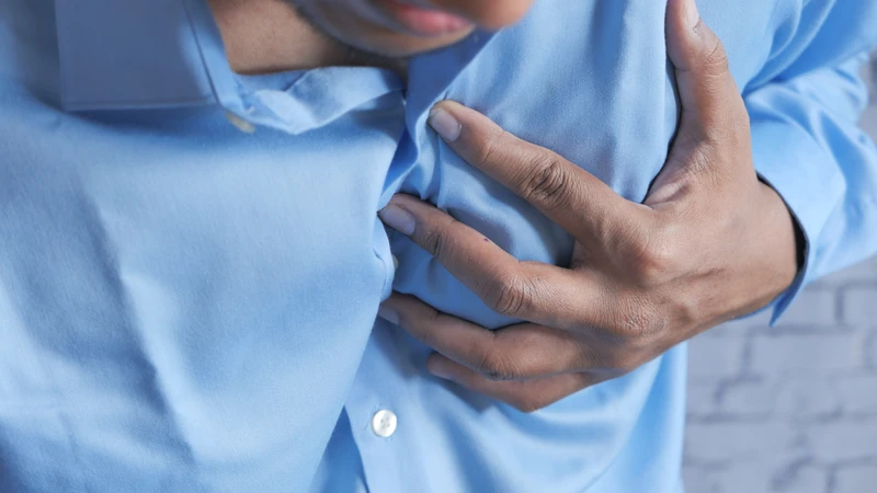 Cơn đau âm ỉ ở vùng ngực có thể là một trong những dấu hiệu sớm