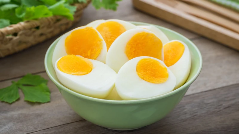 Trứng là nguồn protein hoàn chỉnh, giàu vitamin B12, folate và nhiều vi chất cần thiết cho quá trình tạo máu