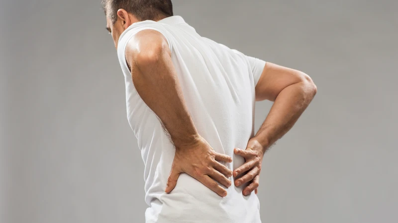 Đau lưng kéo dài có thể là một trong những dấu hiệu của ung thư đã di căn xương