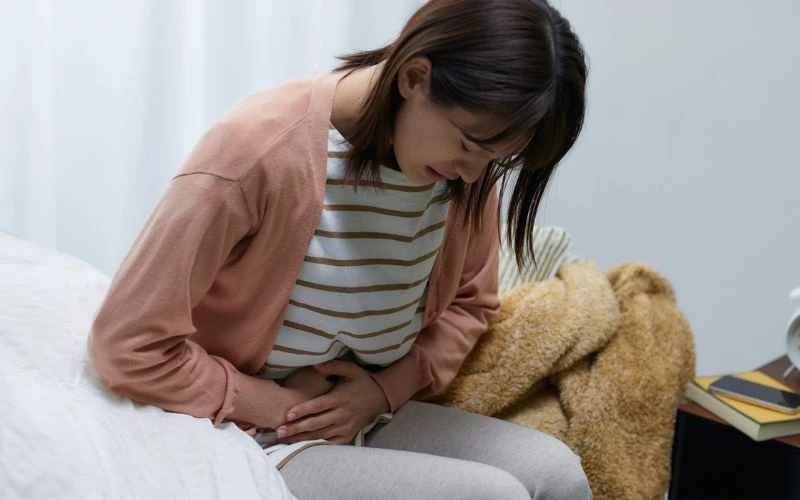 Đau bụng dưới là một trong những triệu chứng do ung thư cổ tử cung gây ra