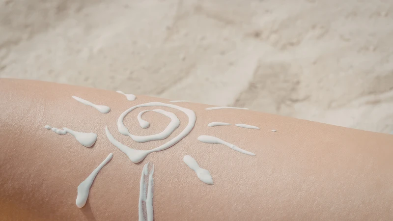 Bảo vệ da khỏi tia UV bằng cách sử dụng kem chống nắng có chỉ số SPF từ 30 trở lên mỗi ngày